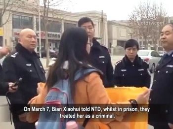 画面中围攻卞晓晖的警察陈总、李英敏、张素强等,他们是石家庄监狱的狱警,在监狱中他们无法无天作恶多端,并且无理拒绝家属探望。他们的工作岗位本在监狱,跑到马路上来围攻善良女孩,破坏社会治安。在中共所谓公诉人的起诉书中,他们摇身变成了迫害善良卞晓晖和陈英华的证人。他们昧着良心一路做恶,从监狱到社会,再到法庭。只准恶人行凶,不准受害者发声,这是什么社会?