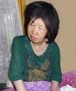 被迫害后的里玉书嘴、脸、肩膀歪斜,嘴角不自觉的流口水