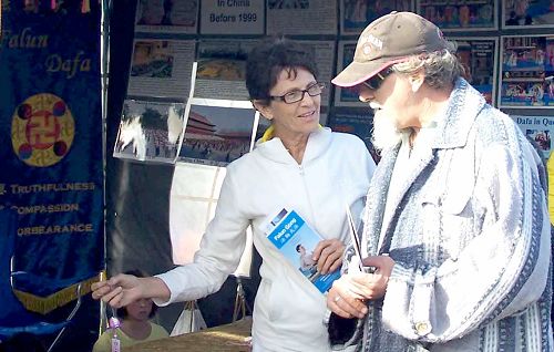 澳洲民众在昆士兰瑞兰春季庆典(Redfest)上了解法轮功。