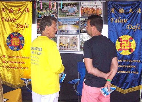 澳洲民众在昆士兰瑞兰春季庆典(Redfest)上了解法轮功。