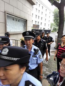 图7-8:法院外的警察