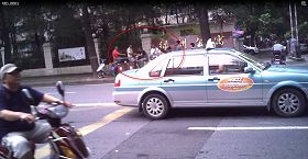 图9:法院外的便衣