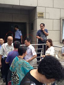 图10:法院外的社区人员