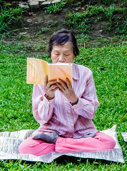 本来不识字、尾椎严重受伤连坐五分钟都不可能的阿利,修炼法轮功后,可以双盘打坐一小时以上,大法中所有的经书她都可以流利地通读。