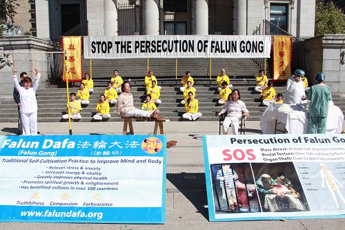 图1-2:温哥华法轮功学员在市中心艺术馆附近举行炼功,模拟酷刑展等反迫害活动