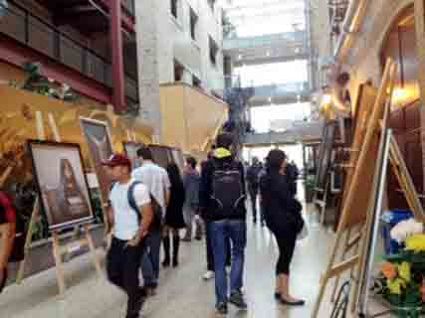 图3:“真善忍国际美展”在加拿大曼尼托巴省的首府温尼伯市红河学院的市中心校区展出