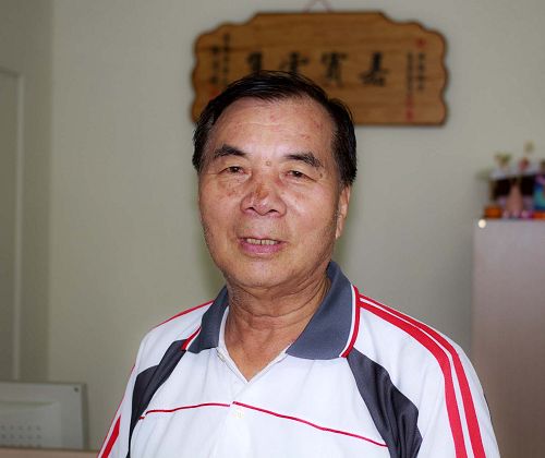 林金将先生学炼法轮功后,二十多年的失眠症不药而愈。