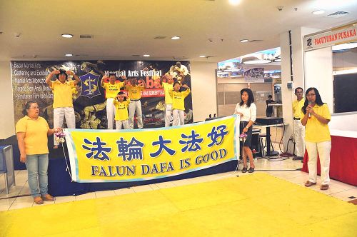 图5:法轮功学员在台上展示了五套功法