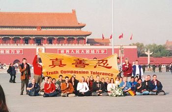 西人法轮功学员在天安门广场告诉世界:法轮大法好!