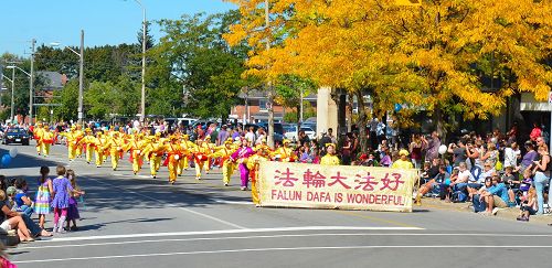 图3-4:由法轮功学员组成的多伦多腰鼓队参加第六十三届尼亚加拉葡萄酒节游行。