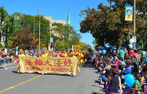 图3-4:由法轮功学员组成的多伦多腰鼓队参加第六十三届尼亚加拉葡萄酒节游行。