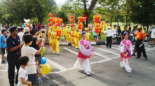 法轮功团体参加国际和平日“和平之旅”游行,队伍从太平湖和平广场浩荡出发