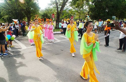 法轮功团体参加国际和平日“和平之旅”游行,队伍从太平湖和平广场浩荡出发