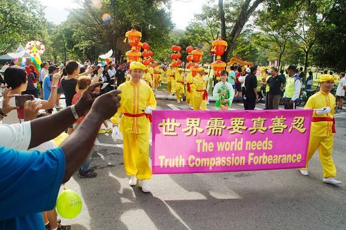 法轮功团体参加国际和平日“和平之旅”游行,队伍从太平湖和平广场浩荡出发