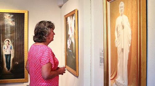 图1:观众在观赏真善忍美展