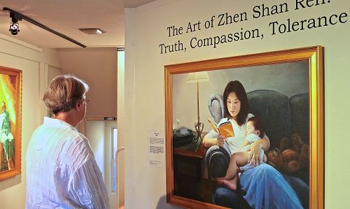 图2:观众在观赏真善忍美展