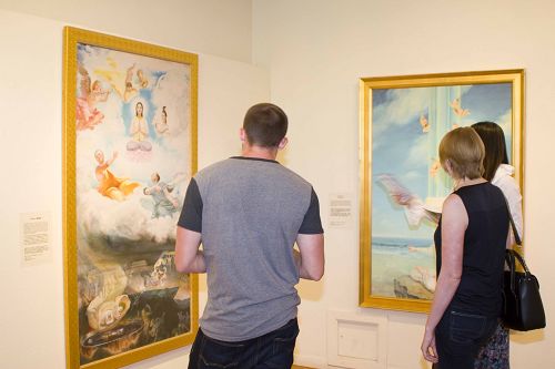 图3:观众在观赏真善忍美展