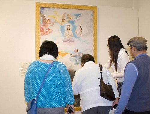 图4:观众在观赏真善忍美展