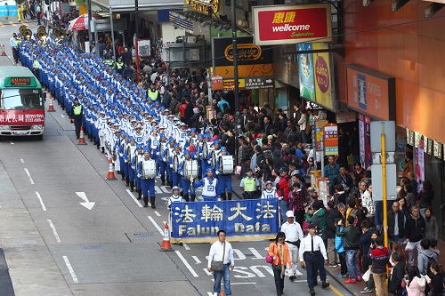 天国乐团庄严雄伟的奏乐声,震撼沿途民众。