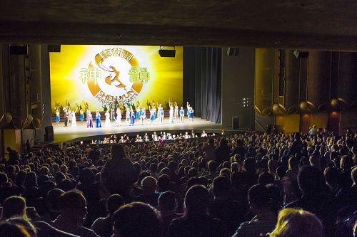 图12:二零一五年一月十四日晚,神韵世界艺术团在满场观众的掌声和赞叹声中落下帷幕。