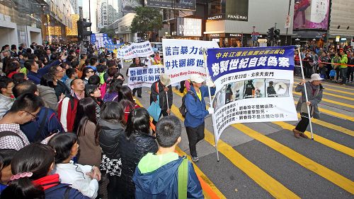 香港学员举办游行活动,和平理性反迫害,触动华人心。