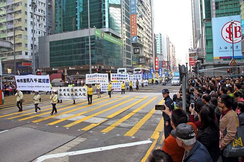 香港学员举办游行活动,和平理性反迫害,触动华人心。