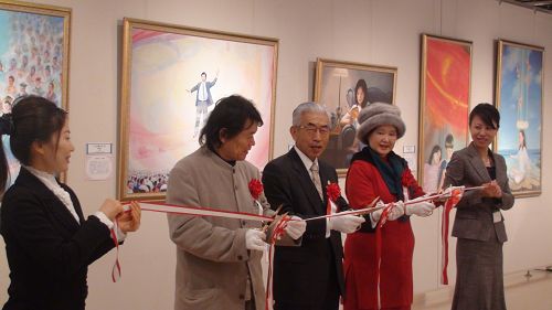 真善忍国际美展开幕式。中间从左至右:国际艺术院总裁伊藤三春(Mr.Miharu