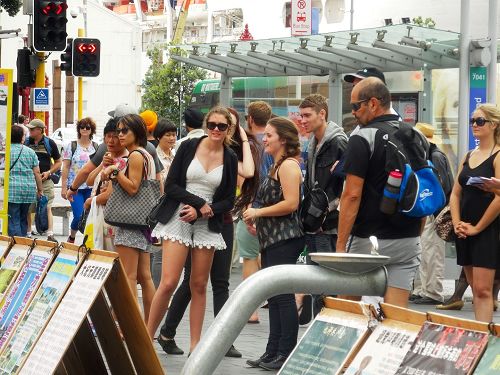 图1:民众关注法轮功的真相展板