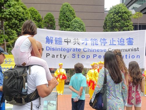 图5:民众观看法轮功学员表演的腰鼓