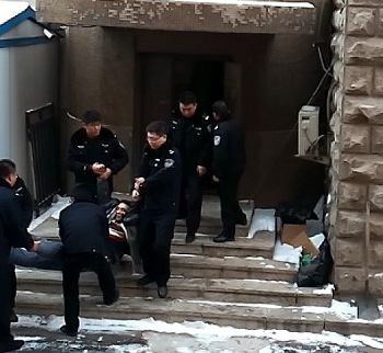 二零一五年一月二十日,沈河区法院第三次非法庭审于溟等人时,法警施暴拖人