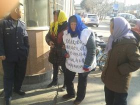 李美玲老母亲(穿状衣)和婆婆去市公安局的路上