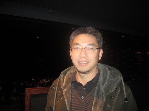 北京移民赖先生,在朋友的介绍下第一次观看神韵晚会。
