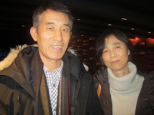 一月二十五日下午,从西人同事那里早就闻听神韵盛名的大陆移民,从事器械师工作的江先生携妻子王女士首次在多伦多观看神韵。