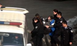 图:孙淑杰开庭时被抬进法庭