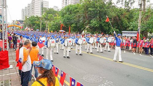 图1:天国乐团应邀参加台湾彰化国庆游行