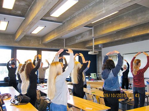 图1:学生们在课堂上学炼法轮功第二套功法