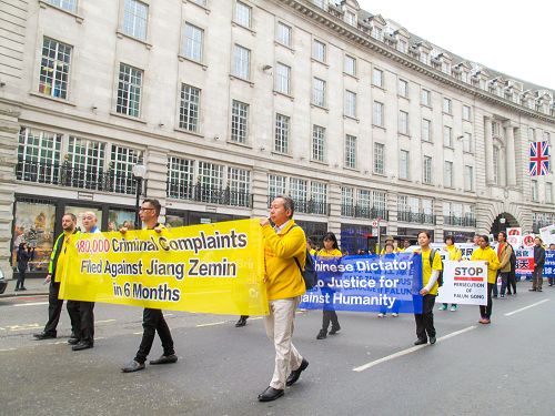 图4-9:二零一五年十月十日,由天国乐团领军,法轮功学员在伦敦主要商业街道举行大规模游行,广传真相