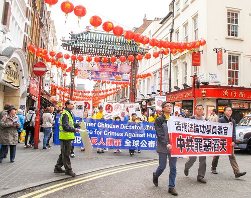 图11-14:法轮功学员在伦敦唐人街举行大游行,大批华人拍照