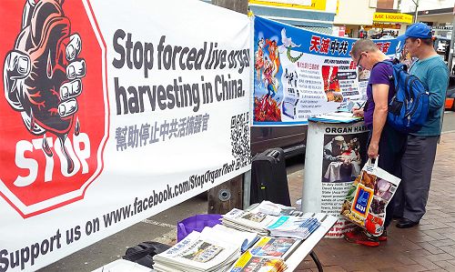 图1:乔纳森·尼达姆(Jonathan Needham)先生主动在征集制止“活摘”和声援“诉江”表上签名支持