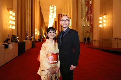 图6:美国海军军官尼古拉斯·梅托斯(Nicholas Matos)和来自日本的太太木村里子(Satoko Kimura)说,神韵能够凝聚不同国家、不同种族的人们。