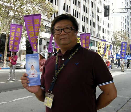 在附近一家保险公司做电脑工作的Raul一直在观看游行,他说:“这样一群人受迫害太不可思议了!”