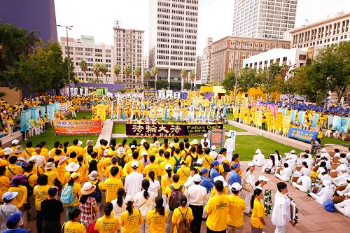 十月十五日上午,法轮功学员在洛杉矶市中心潘兴广场(Pershing Square)举行大型集会,呼吁制止迫害、法办迫害元凶江泽民。