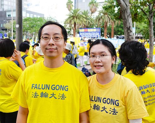 图3:来自台湾的吴先生是台湾大学大气科学研究所的博士,目前在一家媒体公司的资讯部门工作,他跟随同为大学教授的双亲修炼法轮功已经十七年。