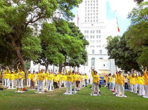 图1:洛杉矶市政府前 法轮功学员炼功展示美好