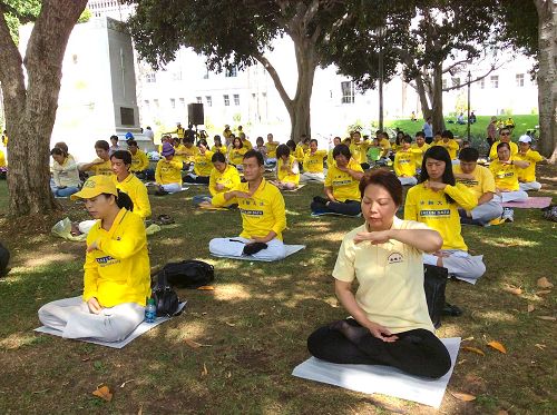 图2:凯西女士在市政府前炼功(右一)