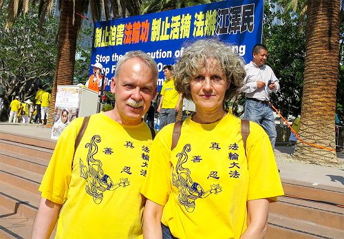德国法轮功学员Brigit和Ralf,几年来,他们几乎每个周末到著名的科隆大教堂前,为中国人讲清法轮功被迫害的真相。