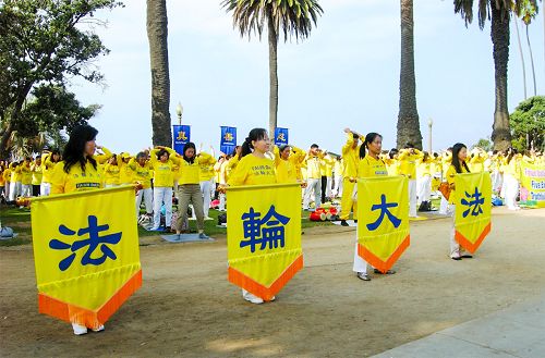 数百名来自世界各地的法轮功学员在洛杉矶著名的圣塔莫尼卡海滩突堤码头(Santa Monica Pier)举行集体炼功和集会活动