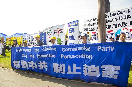 图10-12:洛杉矶圣塔莫尼卡海滩码头上举行“制止迫害法轮功、制止活摘、法办江泽民”集会