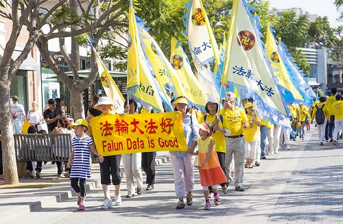 图13-14:在洛杉矶圣塔莫尼卡海滩码头繁华的第三街举行游行,呼吁更多民众关注