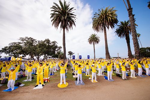 图1: 法轮功学员在美国南加州旅游胜地圣塔莫尼卡码头(Santa Monica Pier)举行集体大炼功